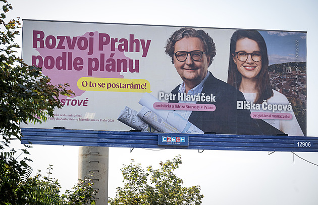 Billboardy, Rakušanovo turné i Babišův výstup na Lysou horu. Strany vábí voliče