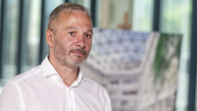 Developer Morávek zůstává po nehodě v nemocnici, už je v péči českých specialistů