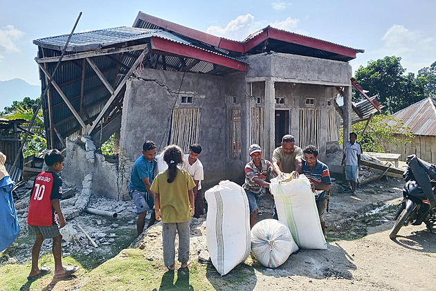 Zemětřesení v Indonésii zabilo přes třicet lidí, úřady varovaly i před tsunami