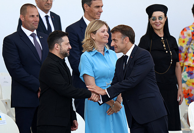 Urychlíme dodávky protiraketových střel, slíbil Macron v telefonátu se Zelenským