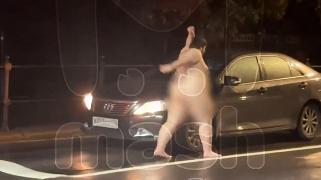 VIDEO: Nahý muž rozbíjel v Petrohradu auta, procházející ženu udeřil do obličeje