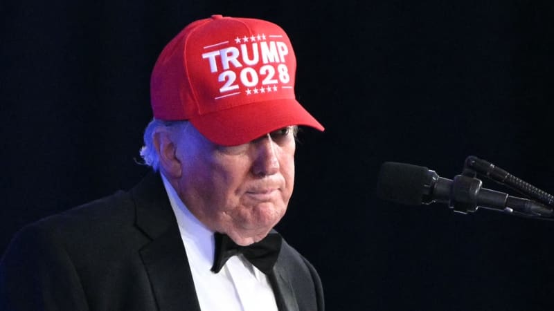 Trump provokuje čepicí 2028. Právníci popsali, zda může obejít ústavu a být znovu prezidentem
