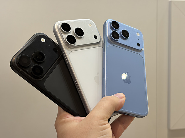Prohlédněte si nové iPhony v krytech s předstihem. Načapali jsme je v Berlíně
