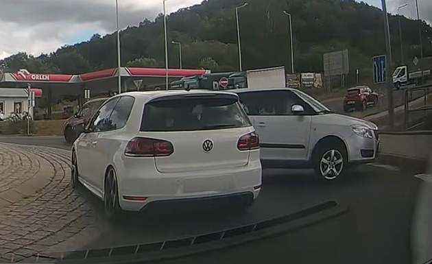 Zdrogovaný muž jel 170 km/h, vytlačoval auta a ohrozil chodkyni. Skončil ve vazbě