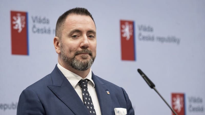 Stovky sudů se rtutí a arsenem na Šumavě: Červený popsal hrozivou situaci, zkritizoval Hladíka