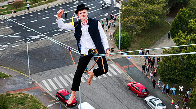 Po laně ve 40 metrech nad zemí chodil v kroji. Odvážný mladík oslnil Brno