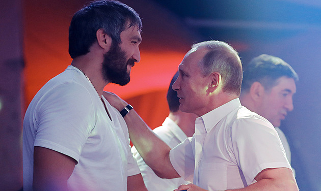 Ovečkin opět podpořil Putinovu stranu. Ve volebním spotu stojí přímo za Lavrovem