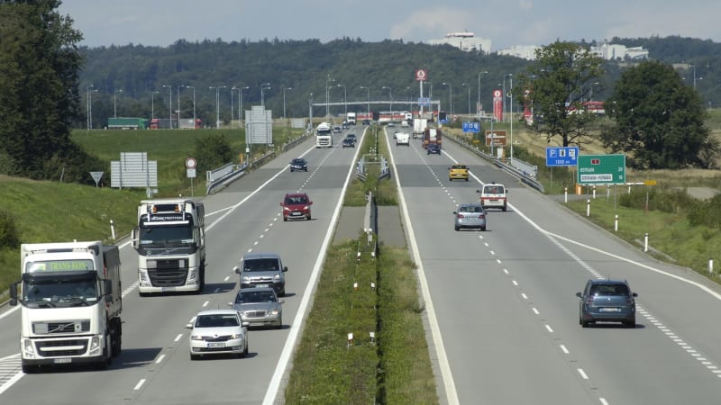 Po dálnici D5 se řítilo auto v protisměru. Řidič mu uhnul na poslední chvíli, ukazují záběry
