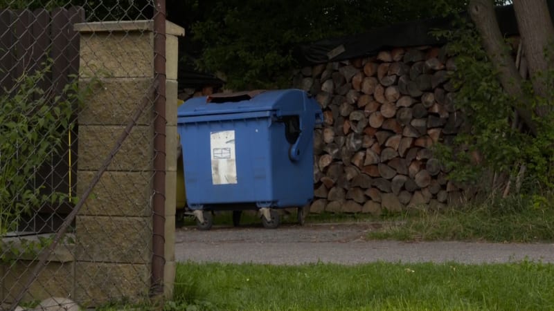 Miminko odložené do kontejneru vypadalo zdravé, líčí svědkyně. Policie hledá osobu s taškou