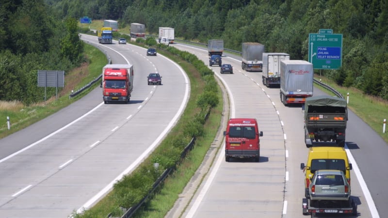 Europoslanci schválili cenový strop pro emisní povolenky. Týká se silniční dopravy a budov