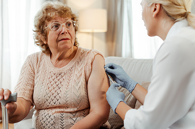 Očkování má smysl i v 80. Senioři potřebují prevenci stejně jako malé děti
