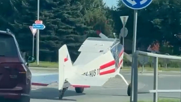 „Když na kruháči potkáš letadlo.“ Letoun bez křídel zdolal křižovatku, řidiči se divili