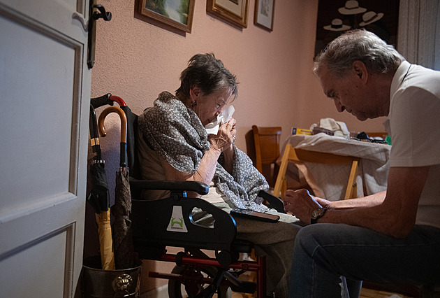 „Vrazi!“ Invalidní seniorku po 70 letech vyhnali z bytu, měla půl hodiny na sbalení