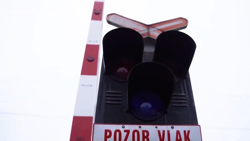 Vlak těsně minul „babičku na mopedu“, ukazuje video z Třinecka. Policie už zná její totožnost