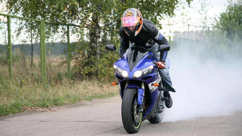 Neštěstí na Olomoucku: Motorkář se v zatáčce srazil s náklaďákem. Neměl šanci přežít