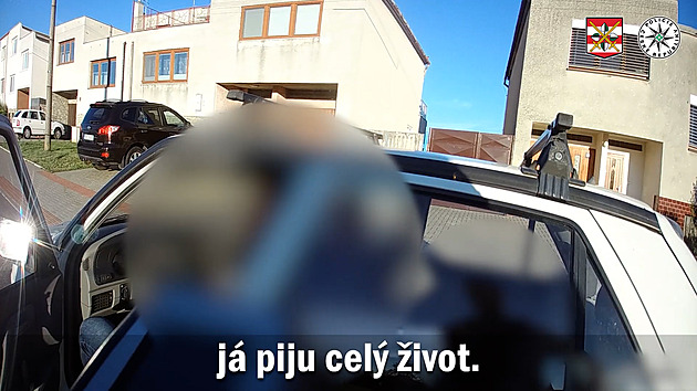 Jsem frajer, smál se řidič s téměř 4 promile. Spolujezdkyně kopla do auta policie