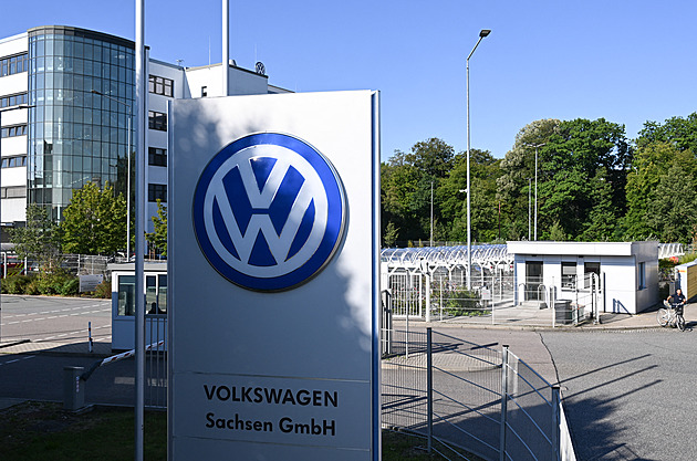 VW kvůli škrtům vypovídá téměř všechny kolektivní smlouvy. Odbory se bouří