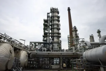 USA požadují uvolnění evropských rezerv nafty, Německu a Francii hrozí embargem