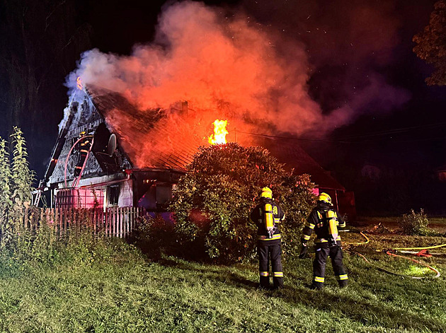 Při požáru rodinného domu zemřel člověk, další tři lidé se zranili