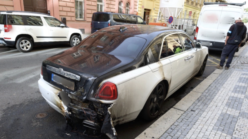 Na Smíchově zapálil luxusní Rolls-Royce a zmizel. Policie po žháři pátrá