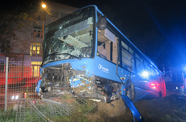 Sedm zraněných při nehodě v Havířově. Náklaďák nedal přednost autobusu