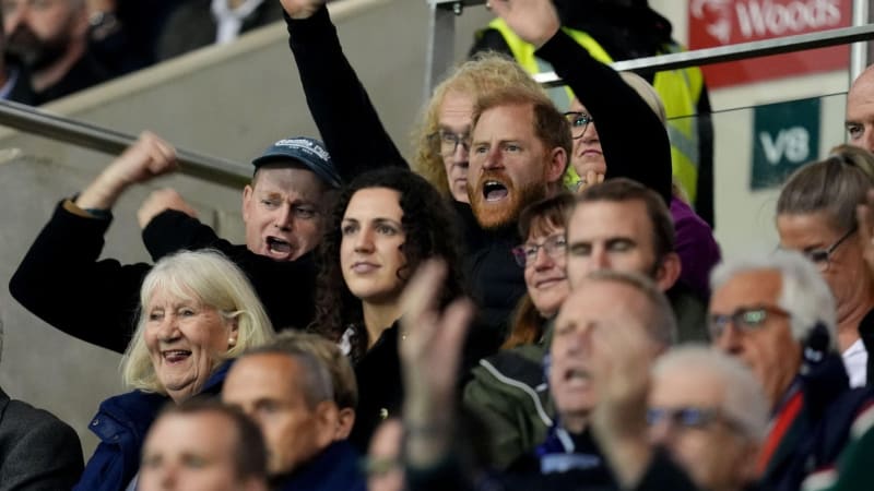Harry poprvé od návratu na veřejnosti. Vyrazil si bez Meghan, schytal drsnou reakci