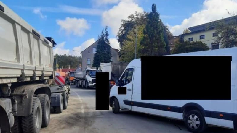 Tragická nehoda v Jablonci: Kurýr dodávkou při couvání srazil muže. Chodec na místě zemřel