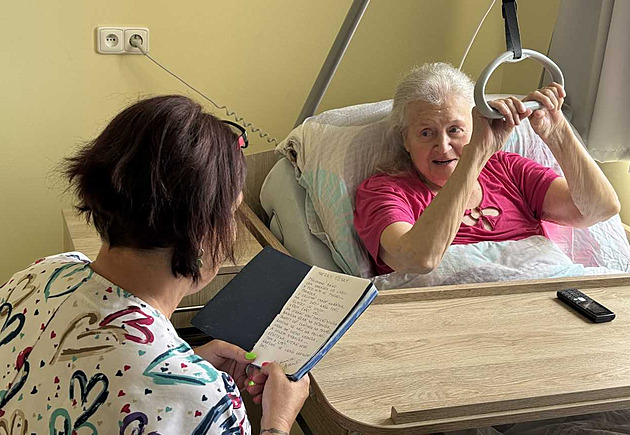 Múza ji budí i v noci. Své básně pak rozdává seniorům v domově