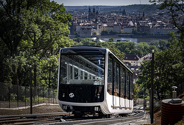 Zaplněná lanovka na Petřín uvázla v půlce trasy, mohl za to výpadek proudu
