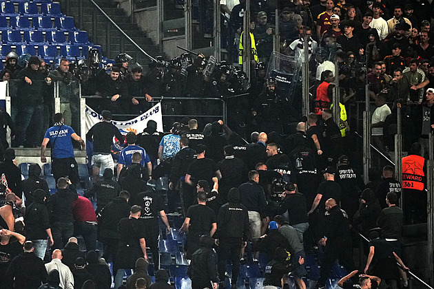 Fanoušci Slovanu se v Římě poprali s těžkooděnci. Jednomu dokonce vzali štít