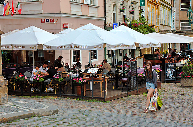 Extrémní počasí srazilo tržby restaurací. Rozvozům se naopak daří, říkají data