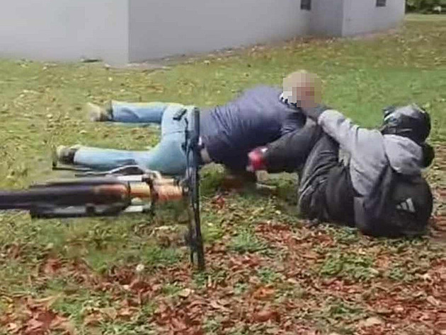 Budeš na mě řvát? Muž napadl školáka, tomu pomohl kamarád. Další děti útok natočily