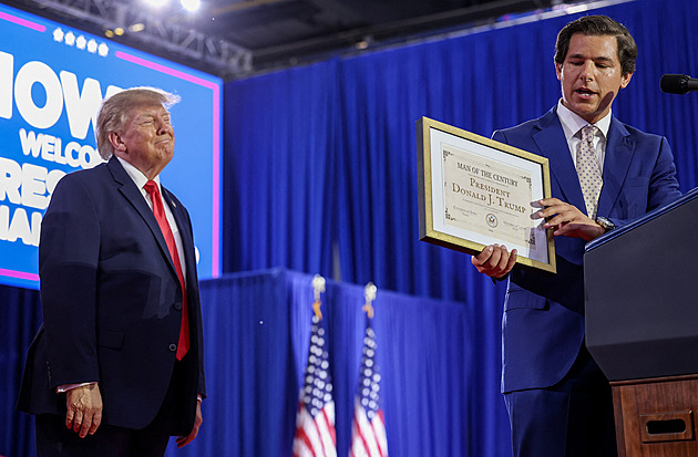 Muž století. Trump od republikánů obdržel další vymyšlené ocenění, zářil štěstím