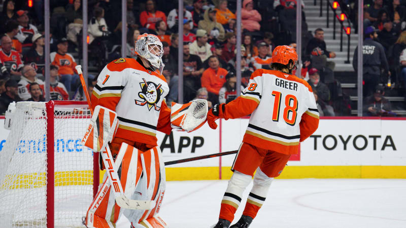 Dostál pomohl ukončit mizérii Anaheimu, i když dostal čtyři góly. Ducks porazili Flyers