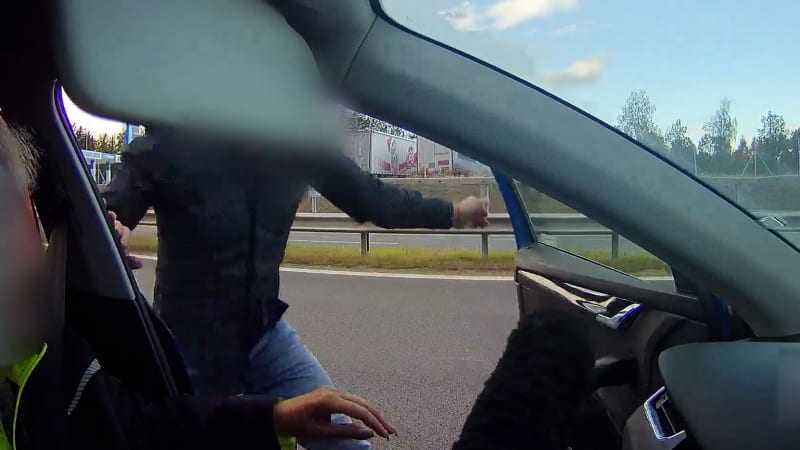 Svědek EXKLUZIVNĚ o napadení maminky na D6: Klepaly se jí ruce, on byl arogantní